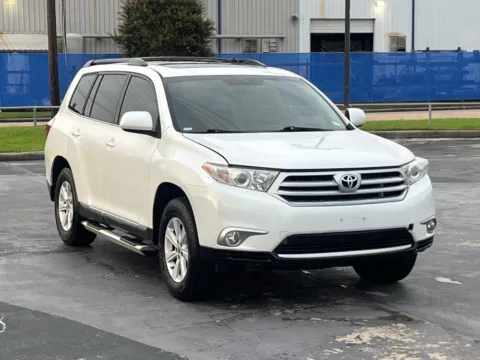 Photos of 2013 Toyota Highlander Plus for sale in Alvin, TX at Auto Boutique Texas