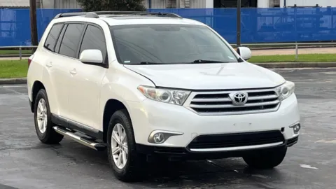 White 2013 Toyota Highlander Plus for sale in Alvin, TX