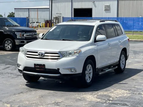 Photos of 2013 Toyota Highlander Plus for sale in Alvin, TX at Auto Boutique Texas