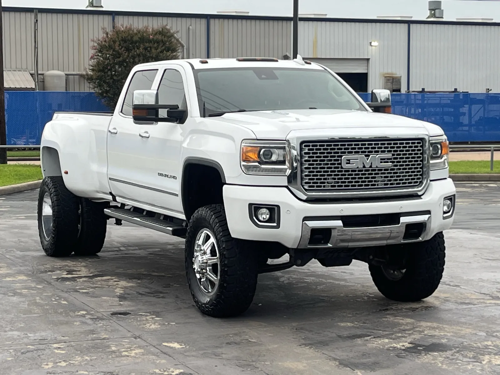 GMC Sierra photo 2