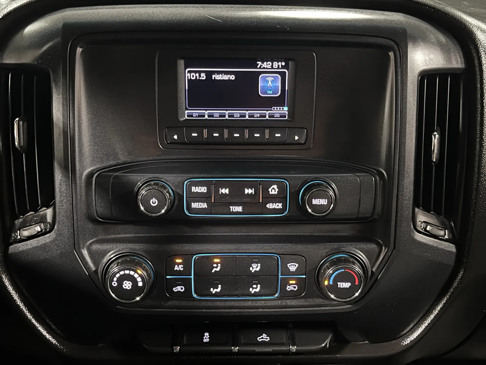 Chevrolet Silverado photo 17