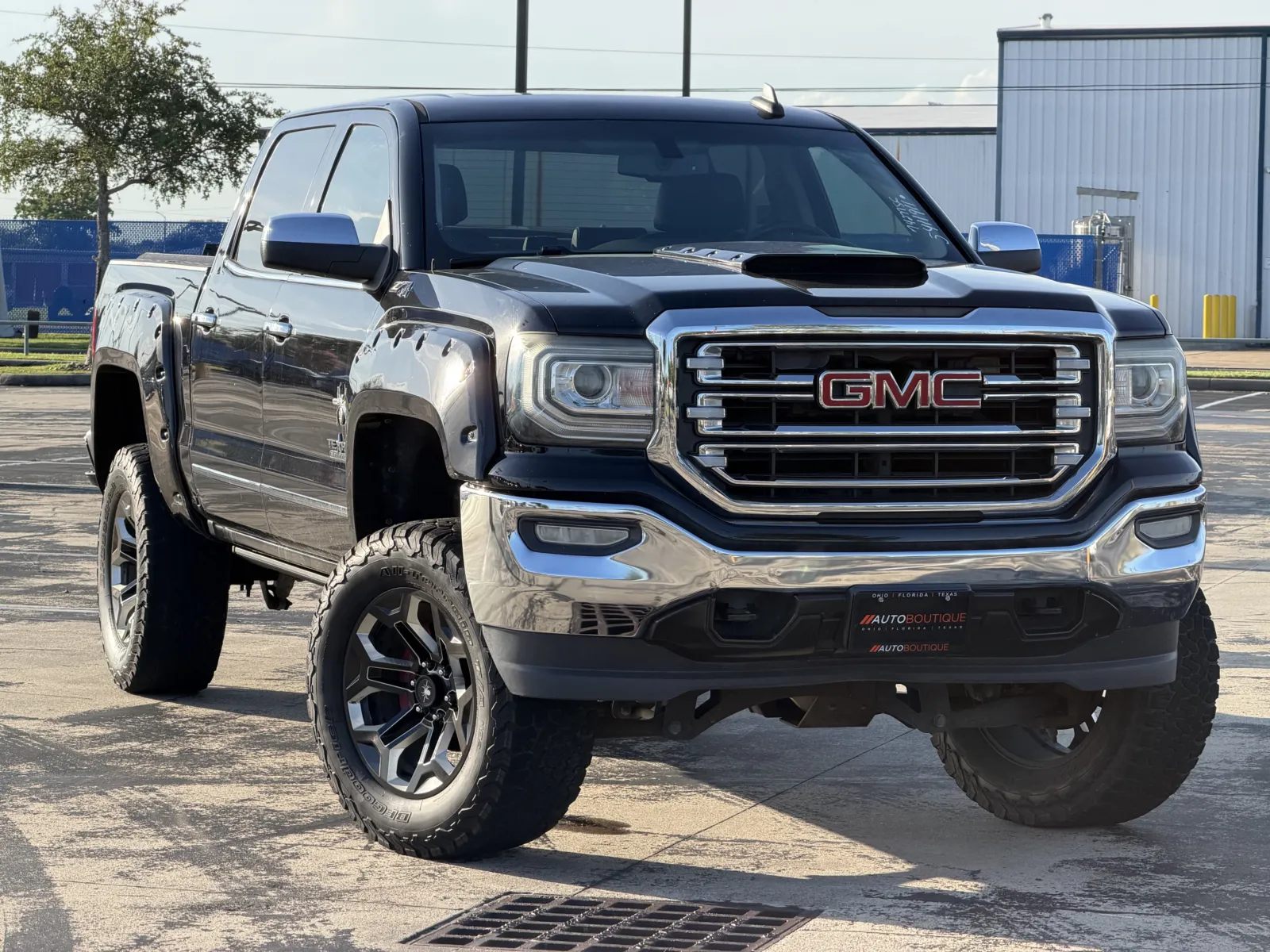 GMC Sierra photo 2