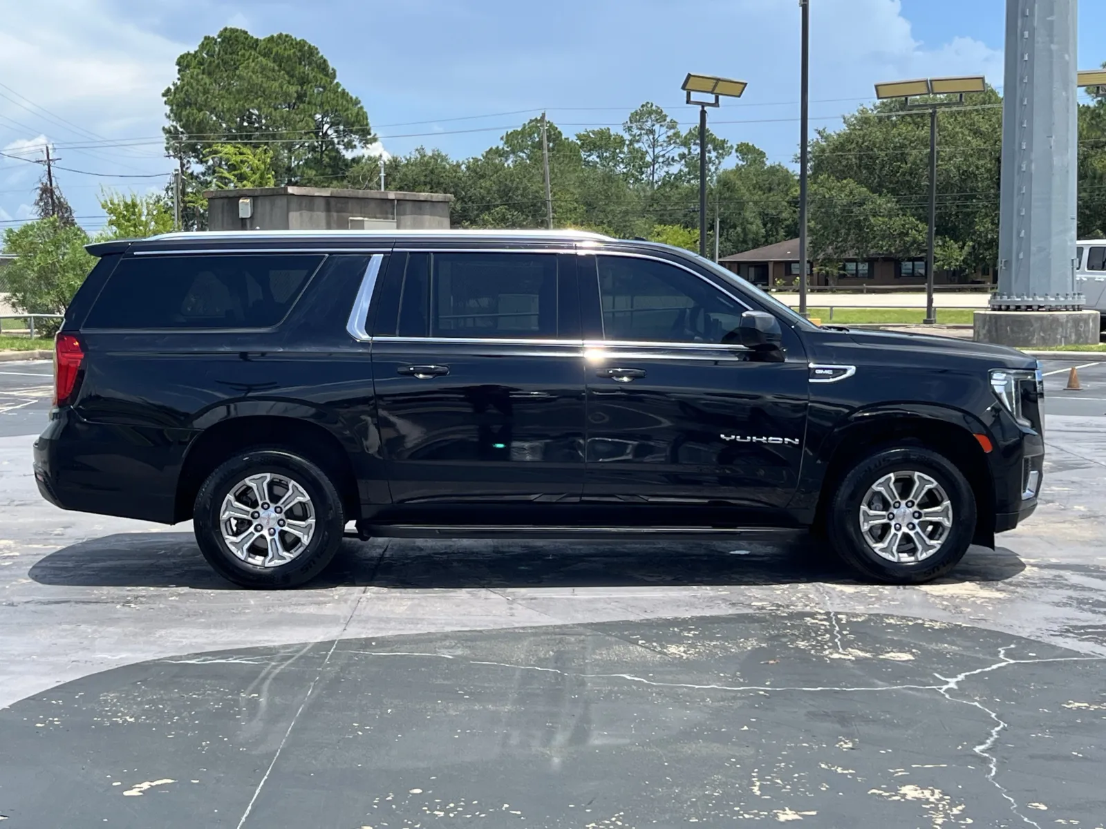 GMC Yukon XL photo 8