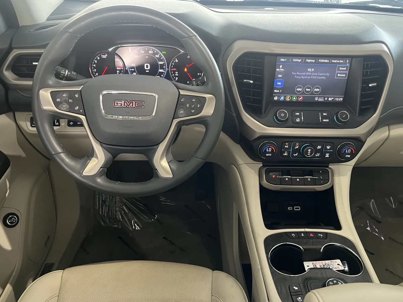 GMC Acadia photo 12