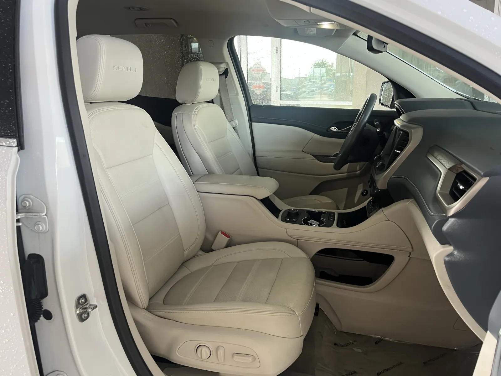GMC Acadia photo 25
