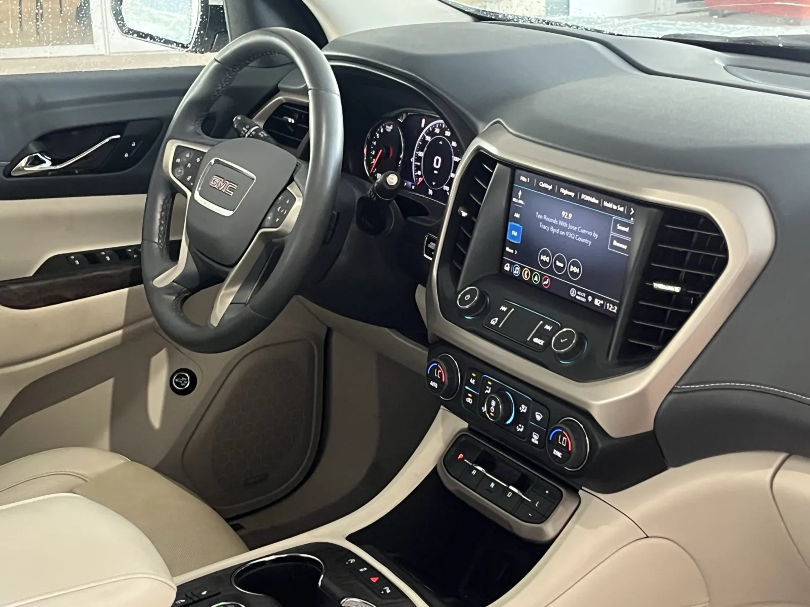 GMC Acadia photo 11