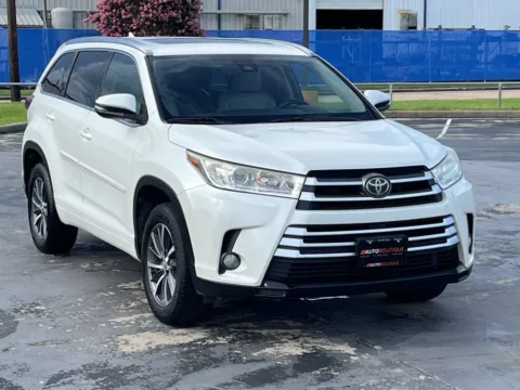 Photos of 2017 Toyota Highlander XLE for sale in Alvin, TX at Auto Boutique Texas