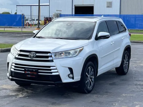 Another view of 2017 Toyota Highlander XLE for sale in Alvin, TX at Auto Boutique Texas