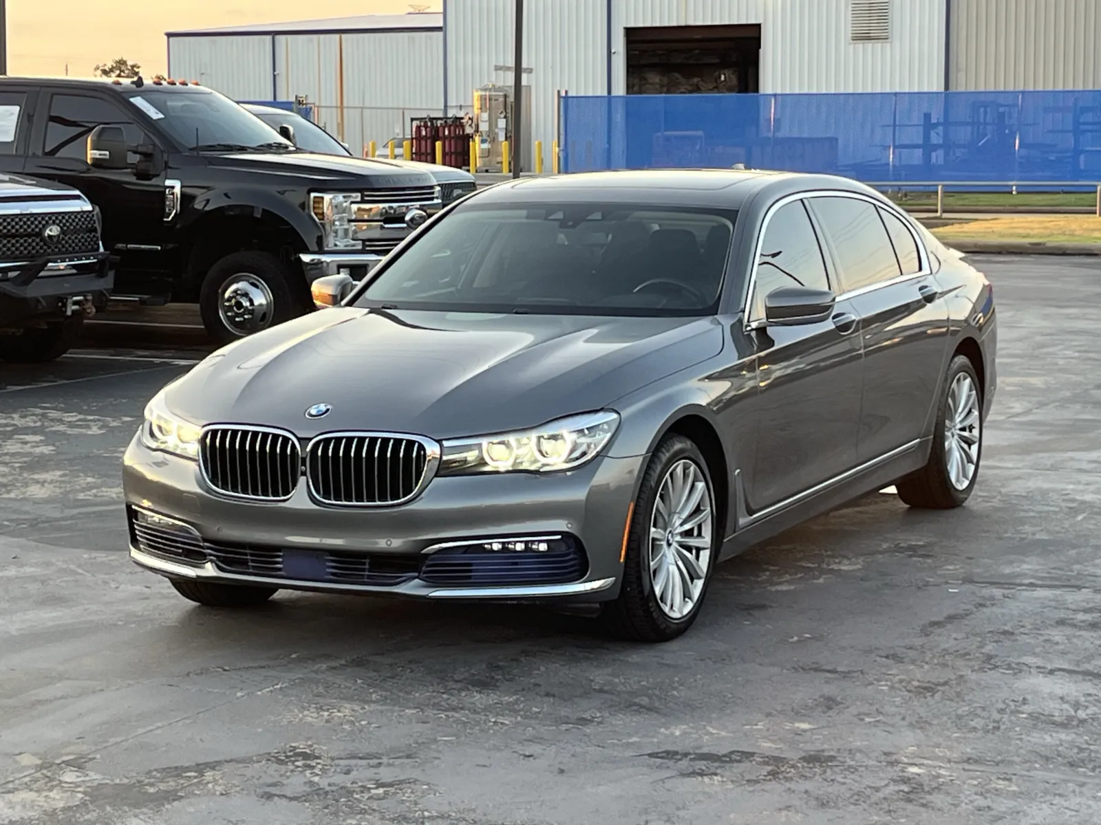BMW 7 Series photo 2