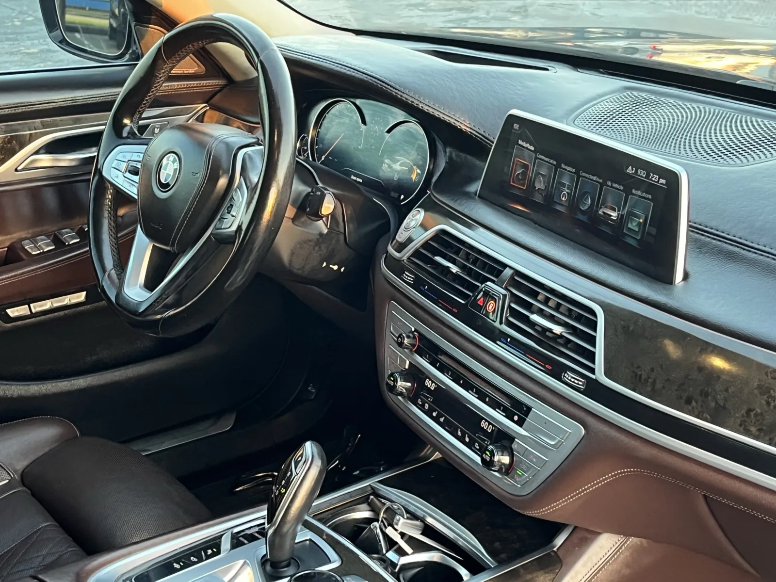 BMW 7 Series photo 16