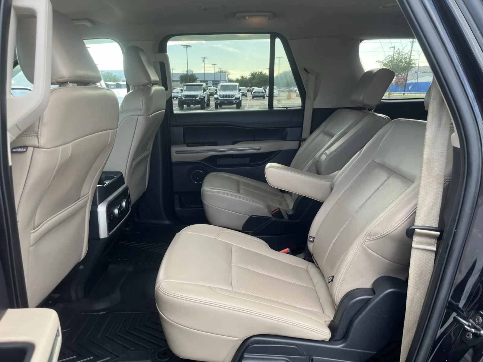 Ford Expedition MAX photo 28