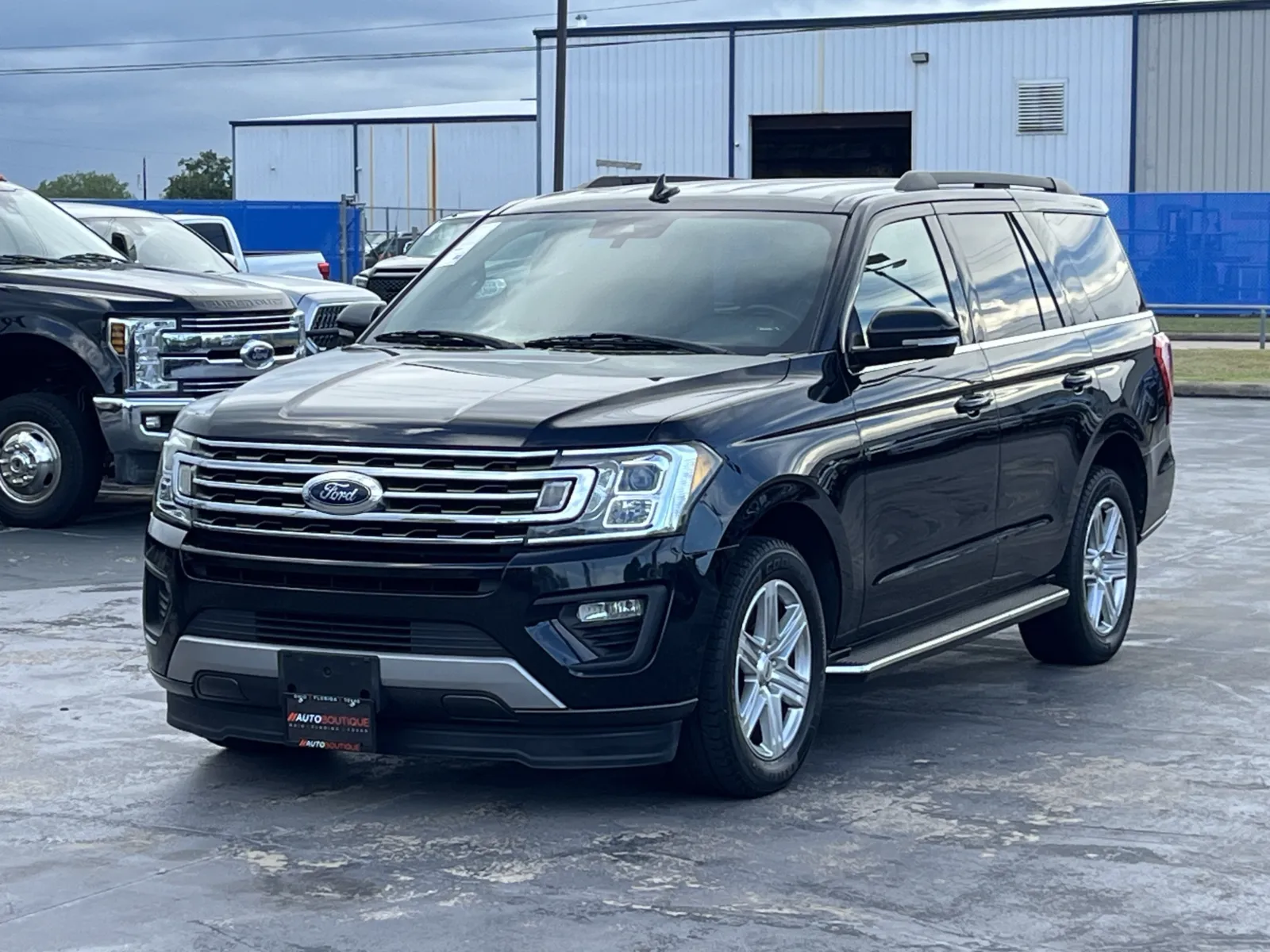 Ford Expedition photo 2