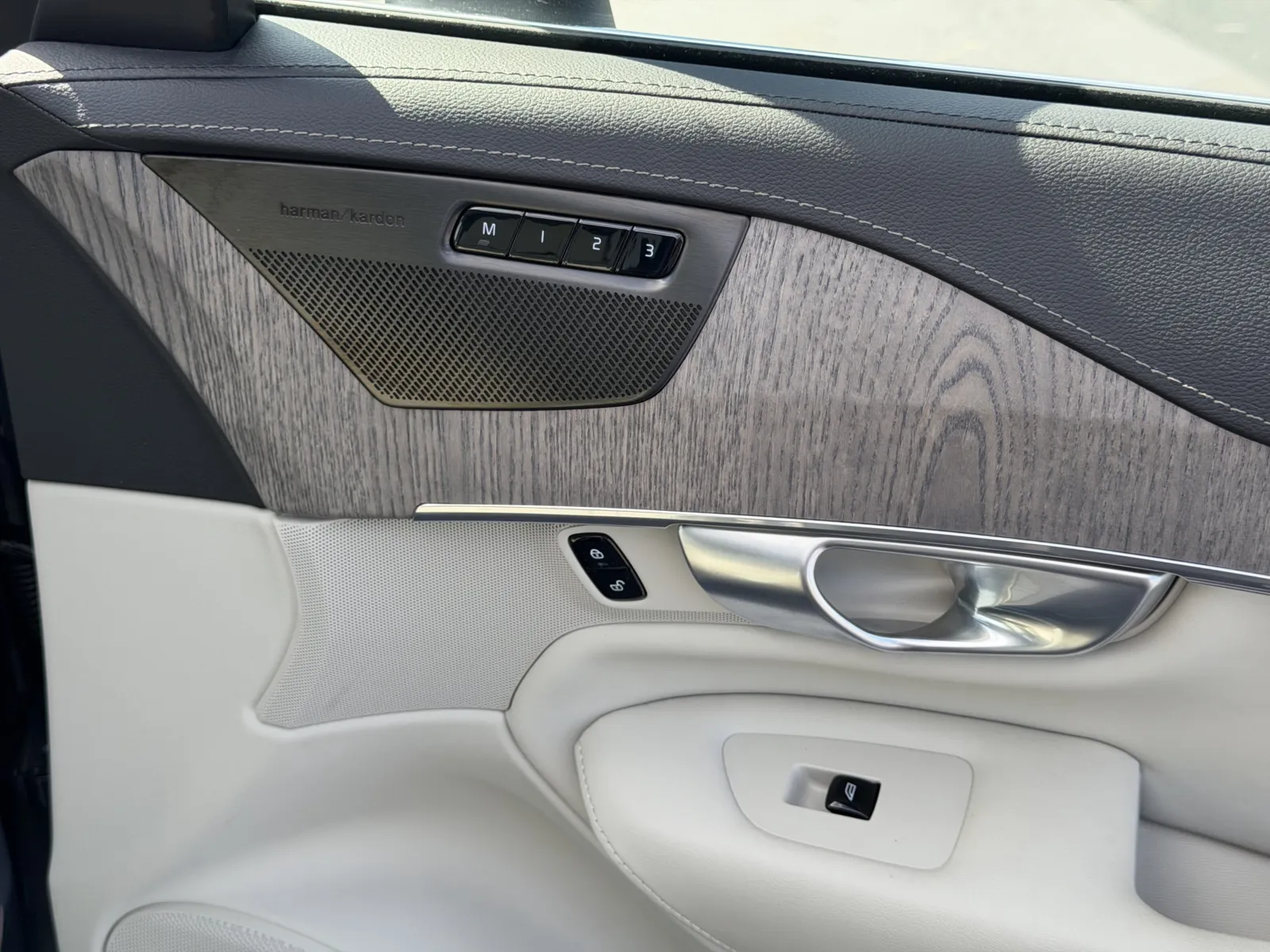 Volvo XC90 photo 23