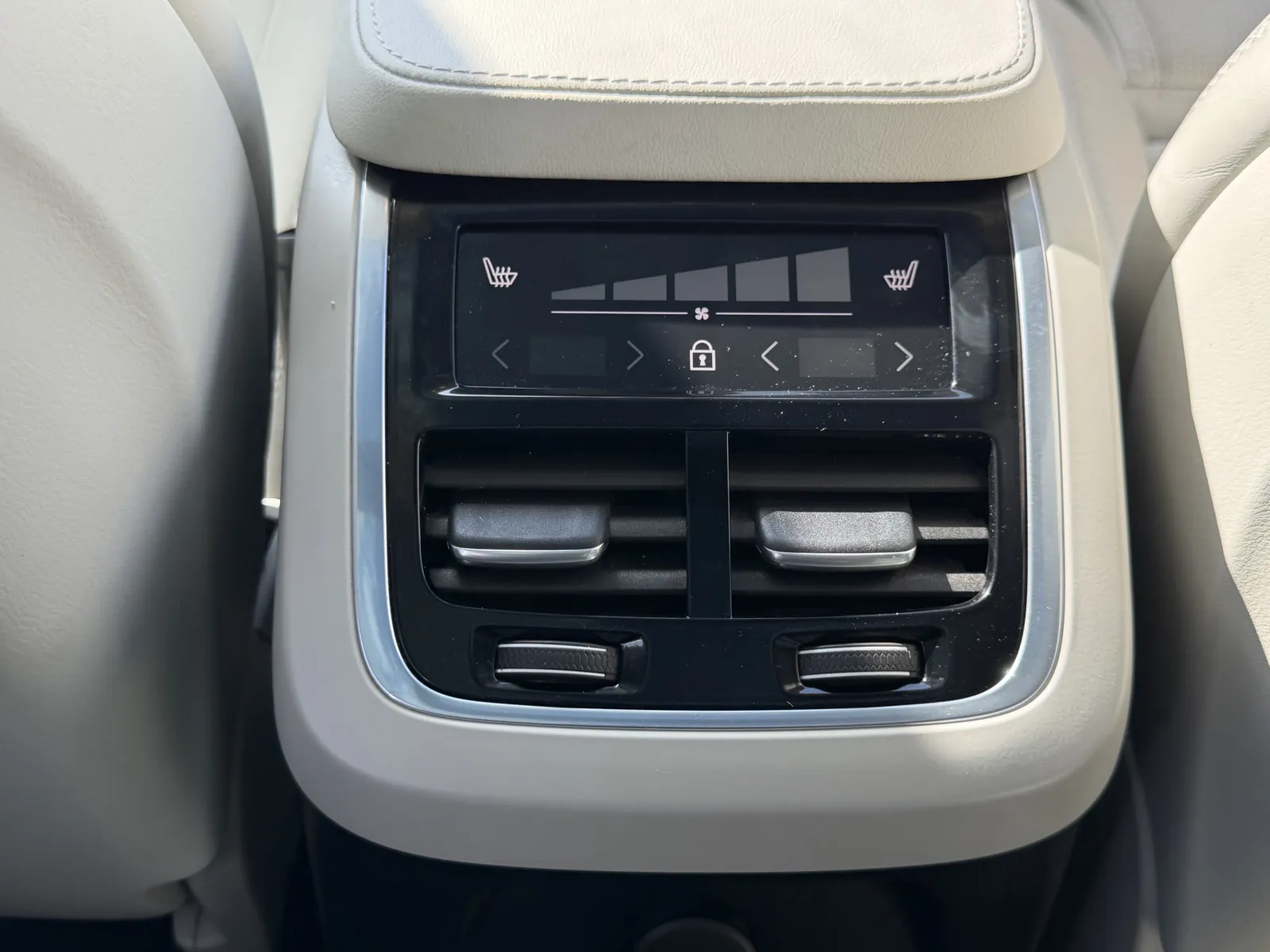 Volvo XC90 photo 28