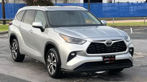 Photos of 2022 Toyota Highlander XLE for sale in Alvin, TX at Auto Boutique Texas