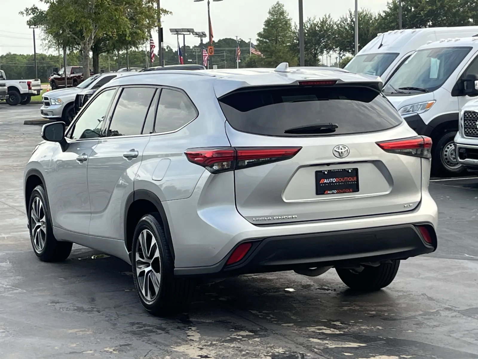 2022 Toyota Highlander XLE - Photo 6