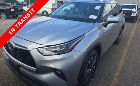 Silver 2022 Toyota Highlander XLE for sale in Alvin, TX