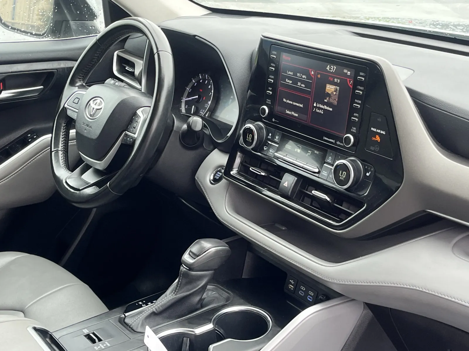 2022 Toyota Highlander XLE - Photo 11