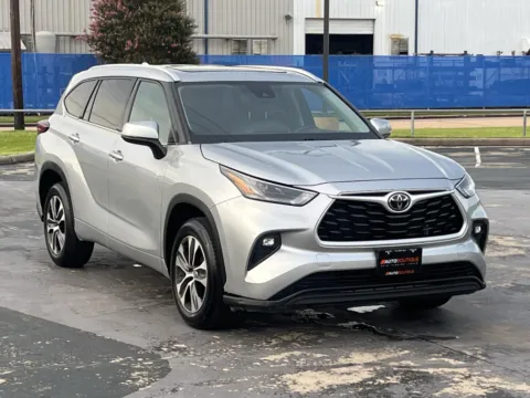 Photos of 2022 Toyota Highlander XLE for sale in Alvin, TX at Auto Boutique Texas