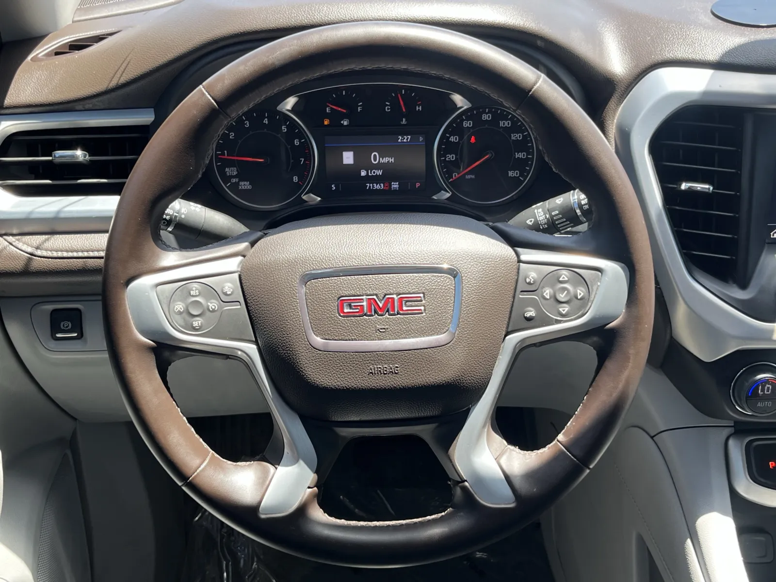 GMC Acadia photo 16