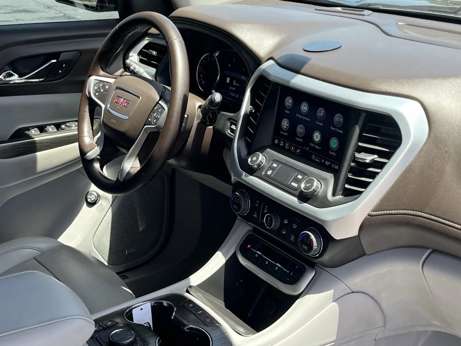GMC Acadia photo 14