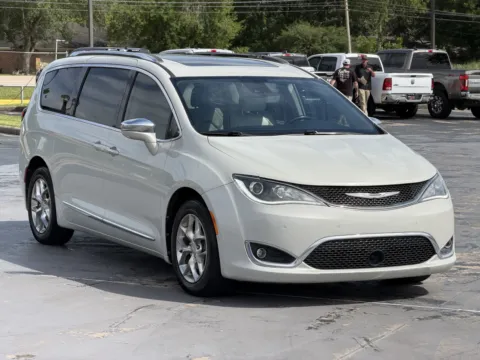 Photos of 2019 Chrysler Pacifica Limited for sale in Alvin, TX at Auto Boutique Texas