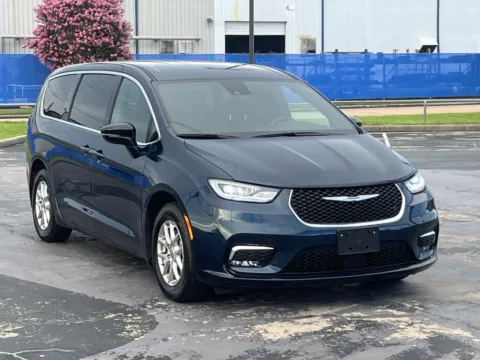 Photos of 2025 Chrysler Pacifica Select for sale in Alvin, TX at Auto Boutique Texas