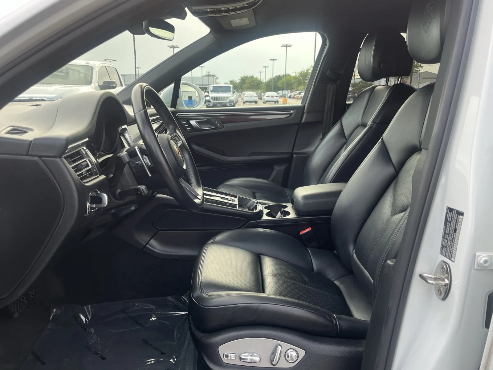 Porsche Macan photo 24