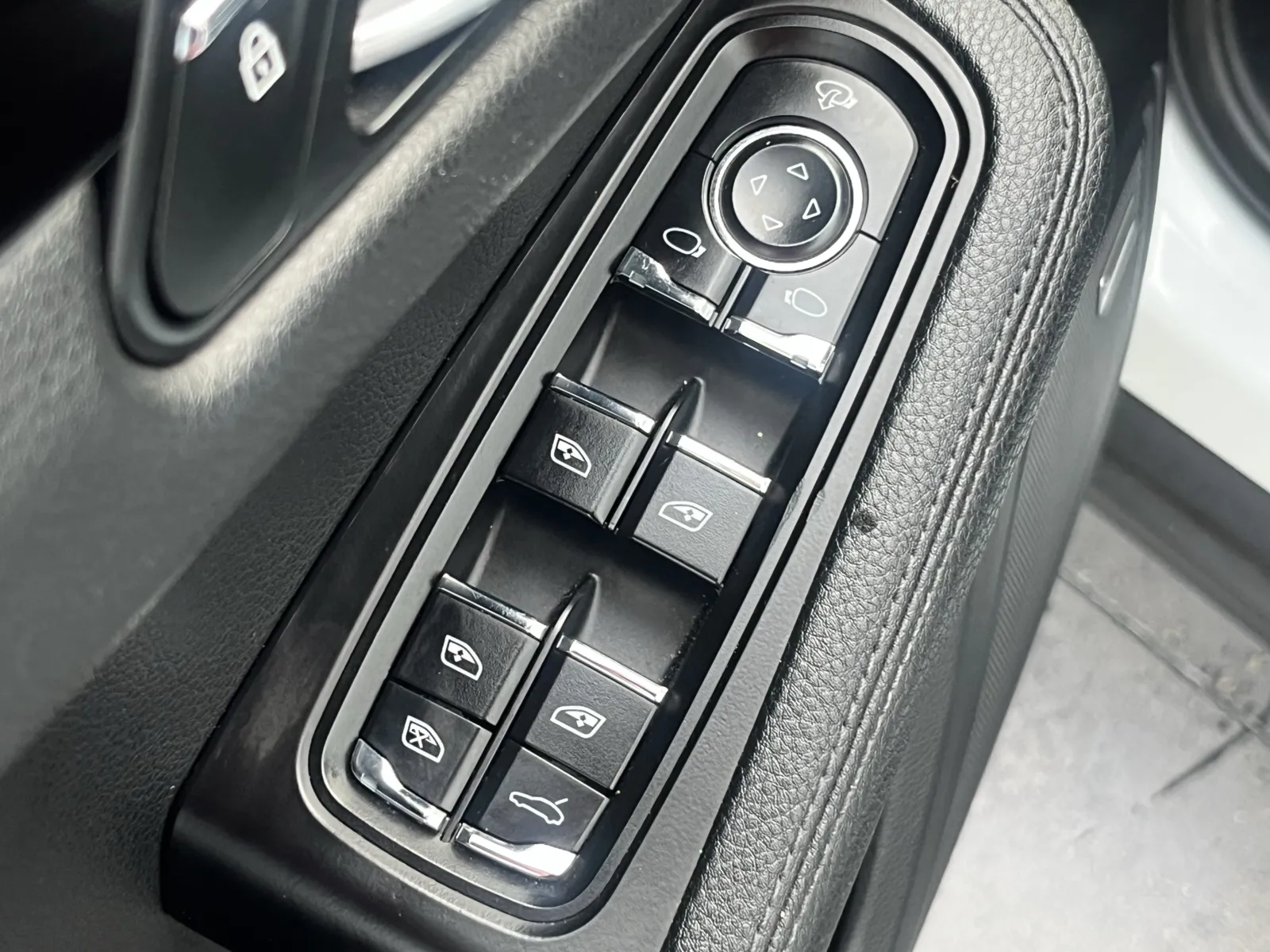 Porsche Macan photo 21