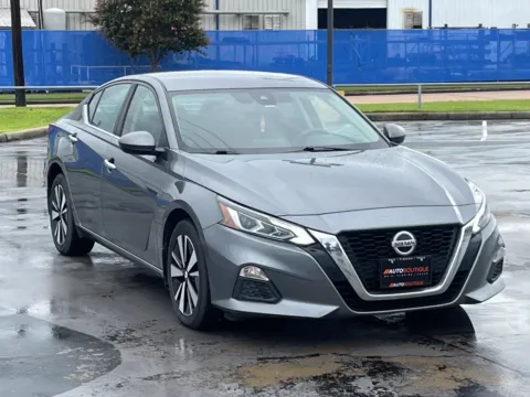 Photos of 2022 Nissan Altima 2.5 SV for sale in Alvin, TX at Auto Boutique Texas