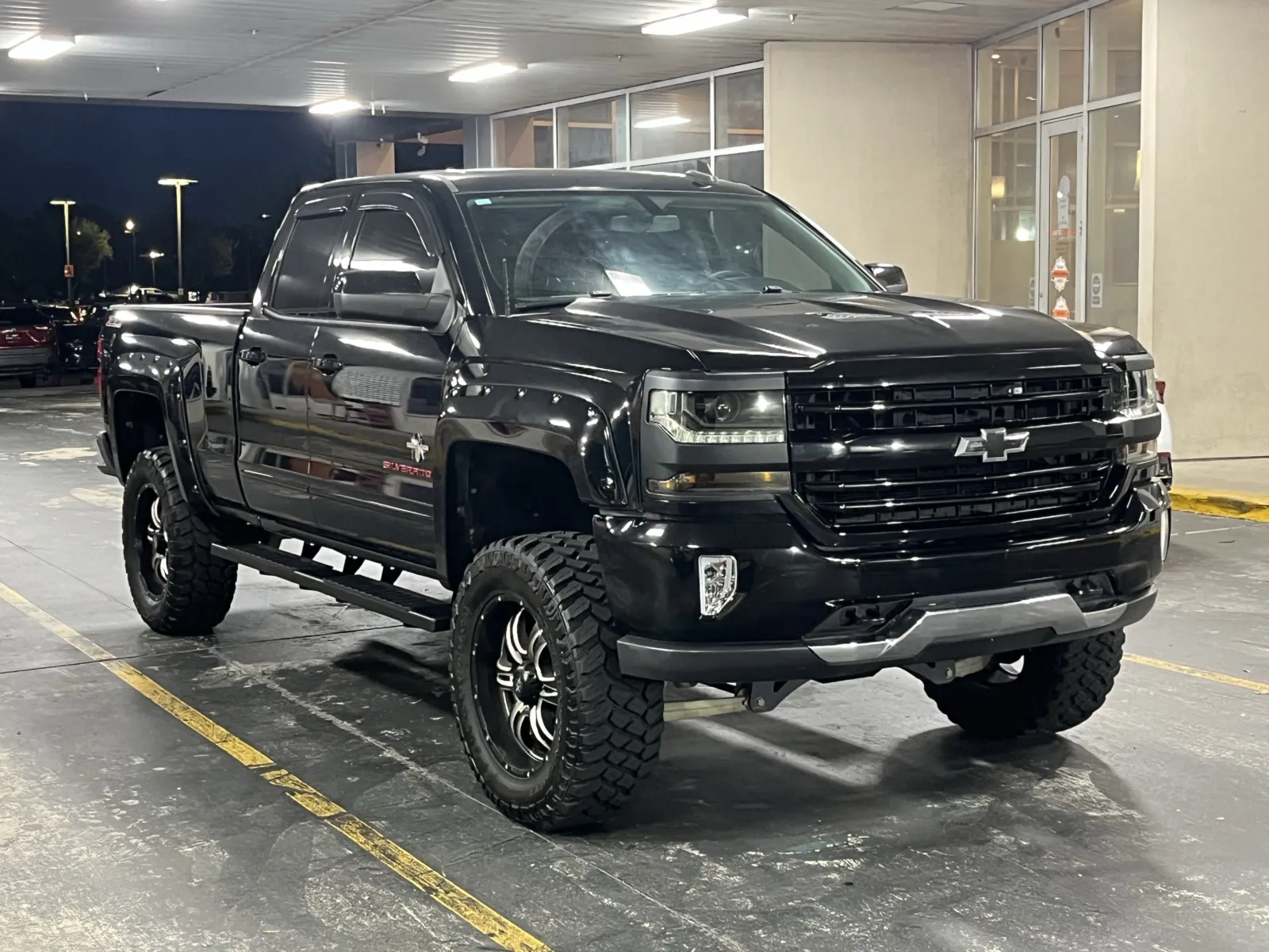 Chevrolet Silverado photo 2