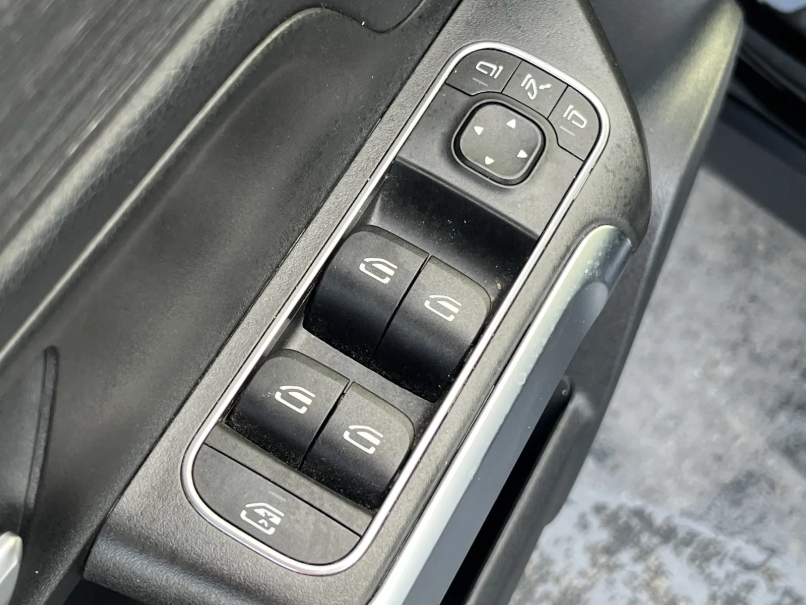 Mercedes-Benz GLB photo 24