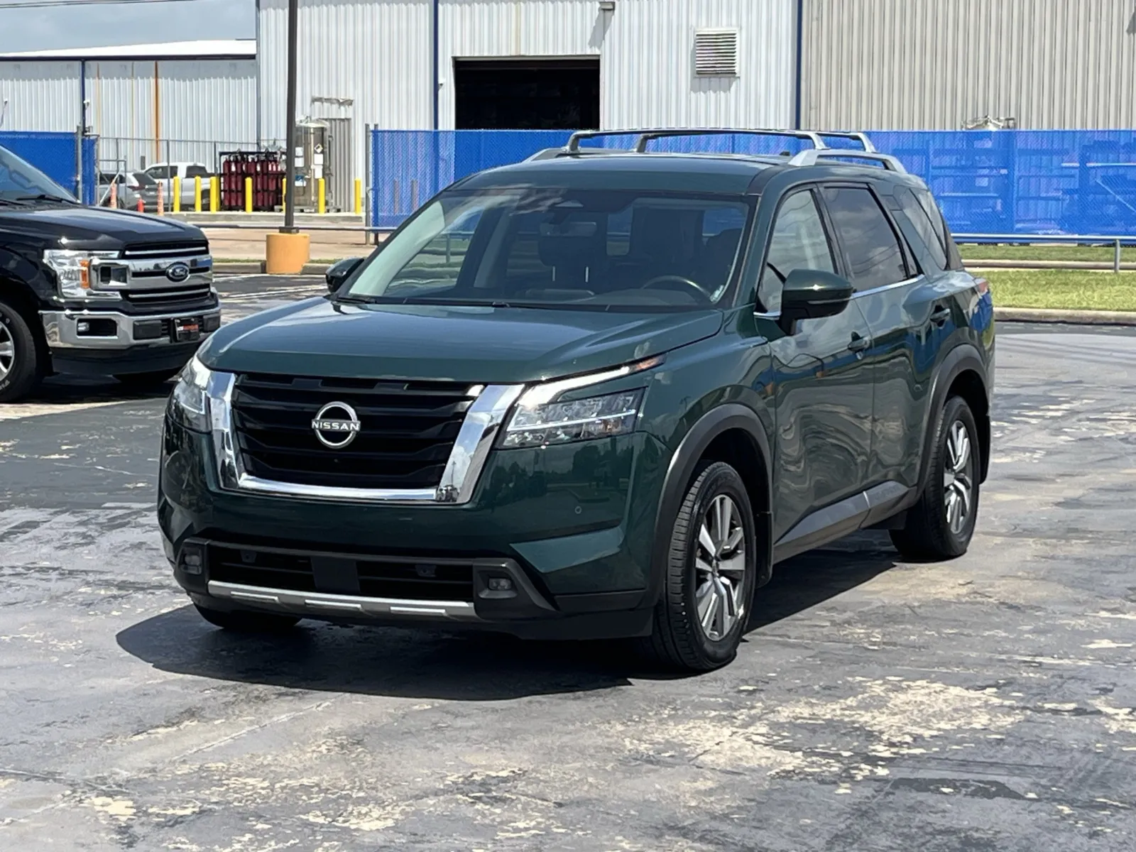 Nissan Pathfinder photo 2