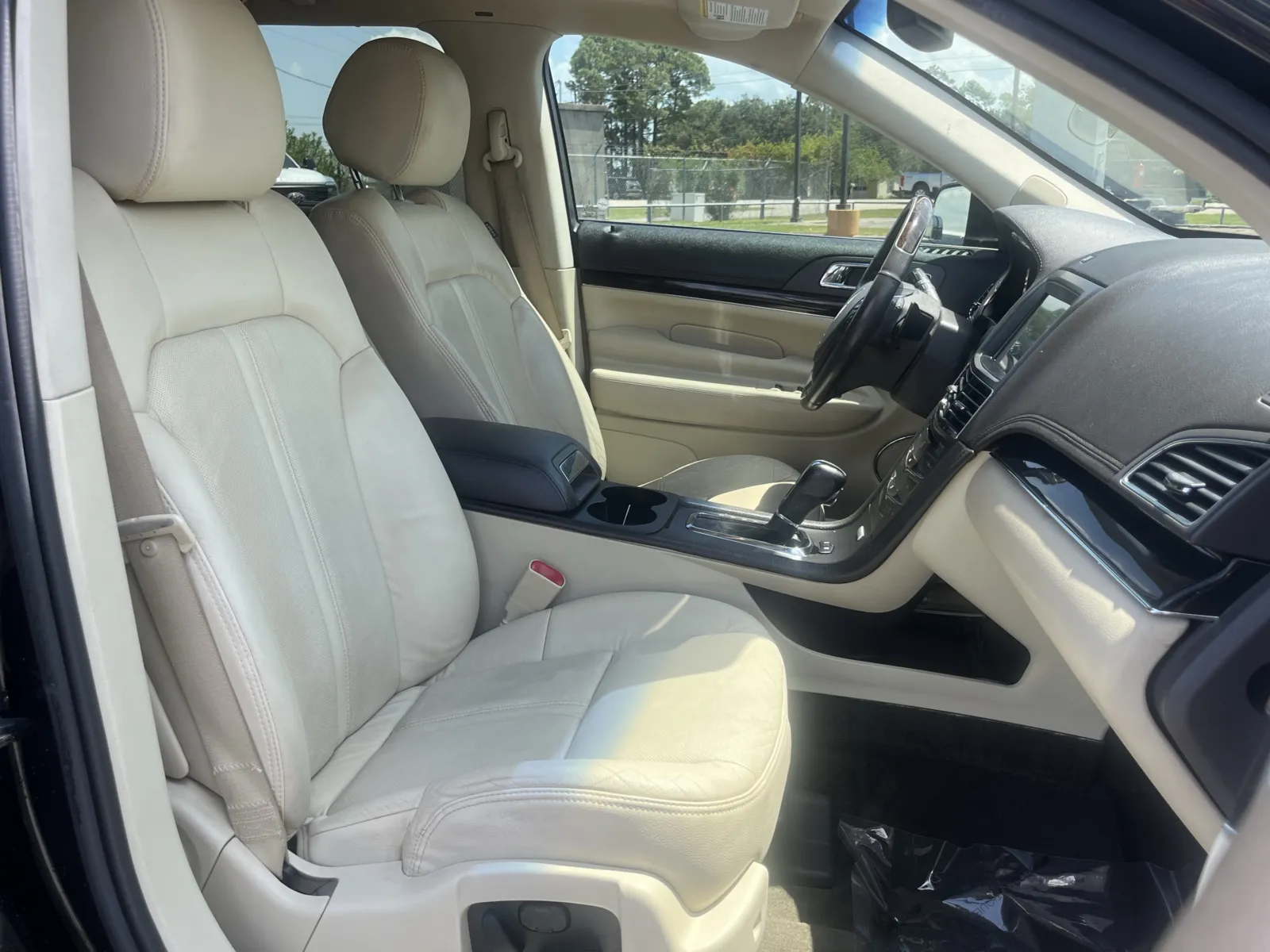 Lincoln MKT photo 29