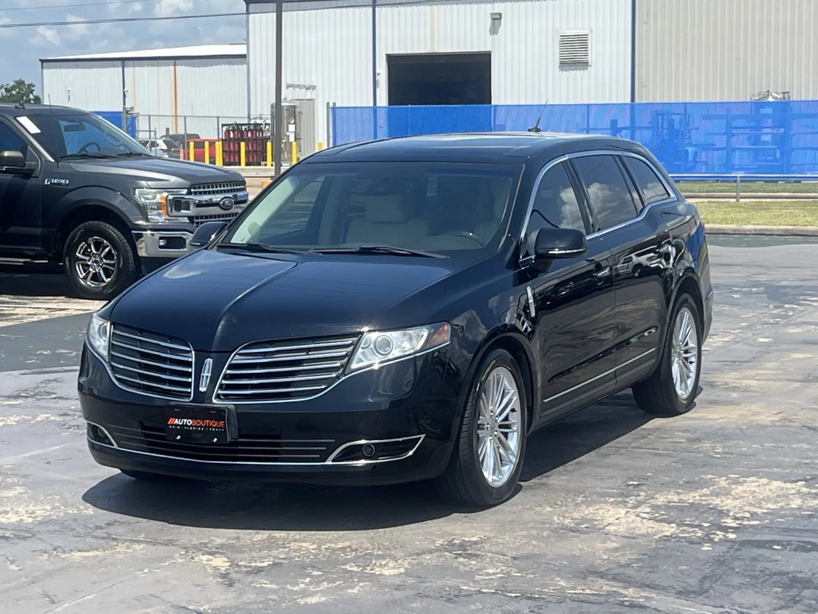 Lincoln MKT photo 2