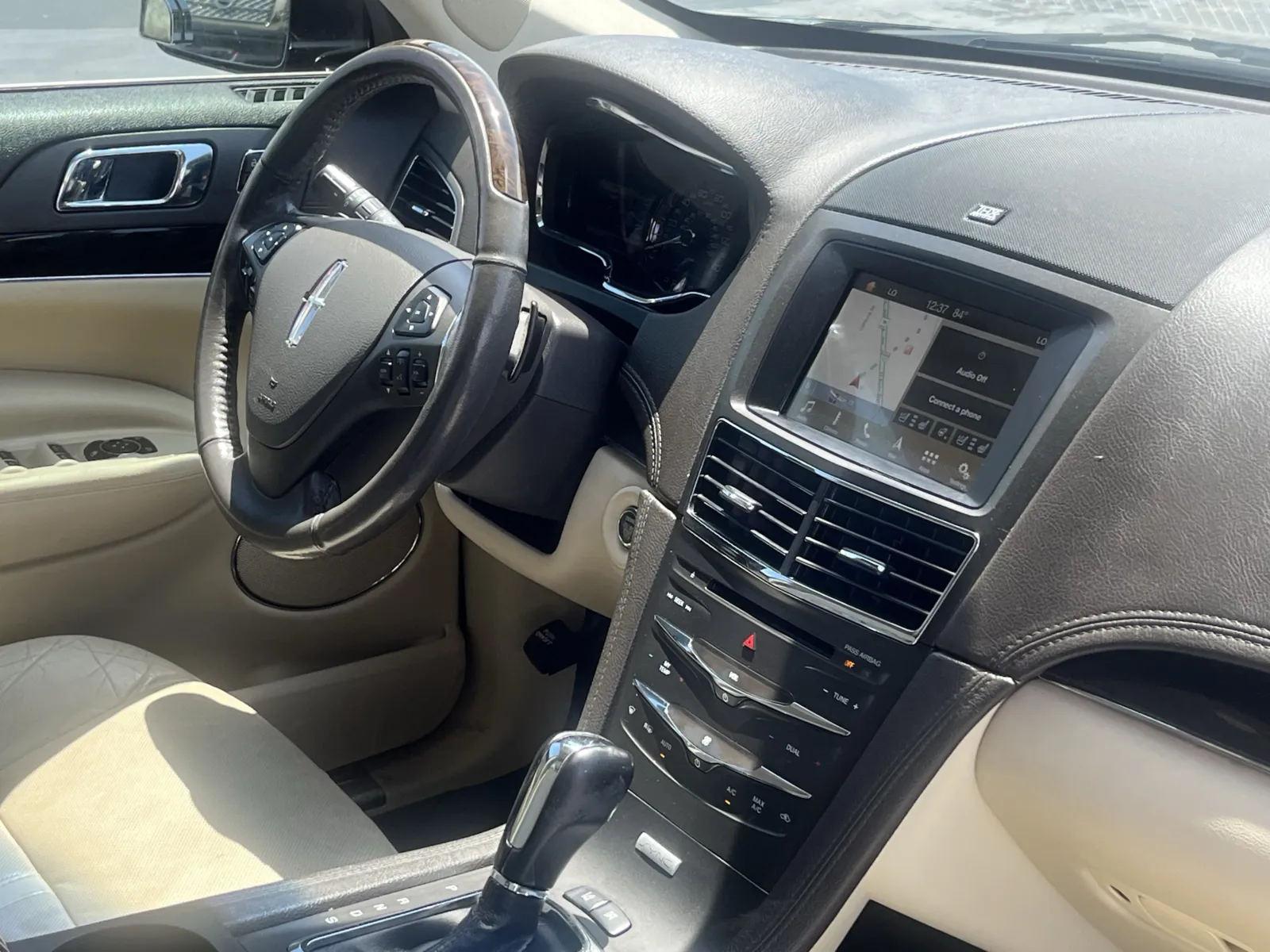 Lincoln MKT photo 16