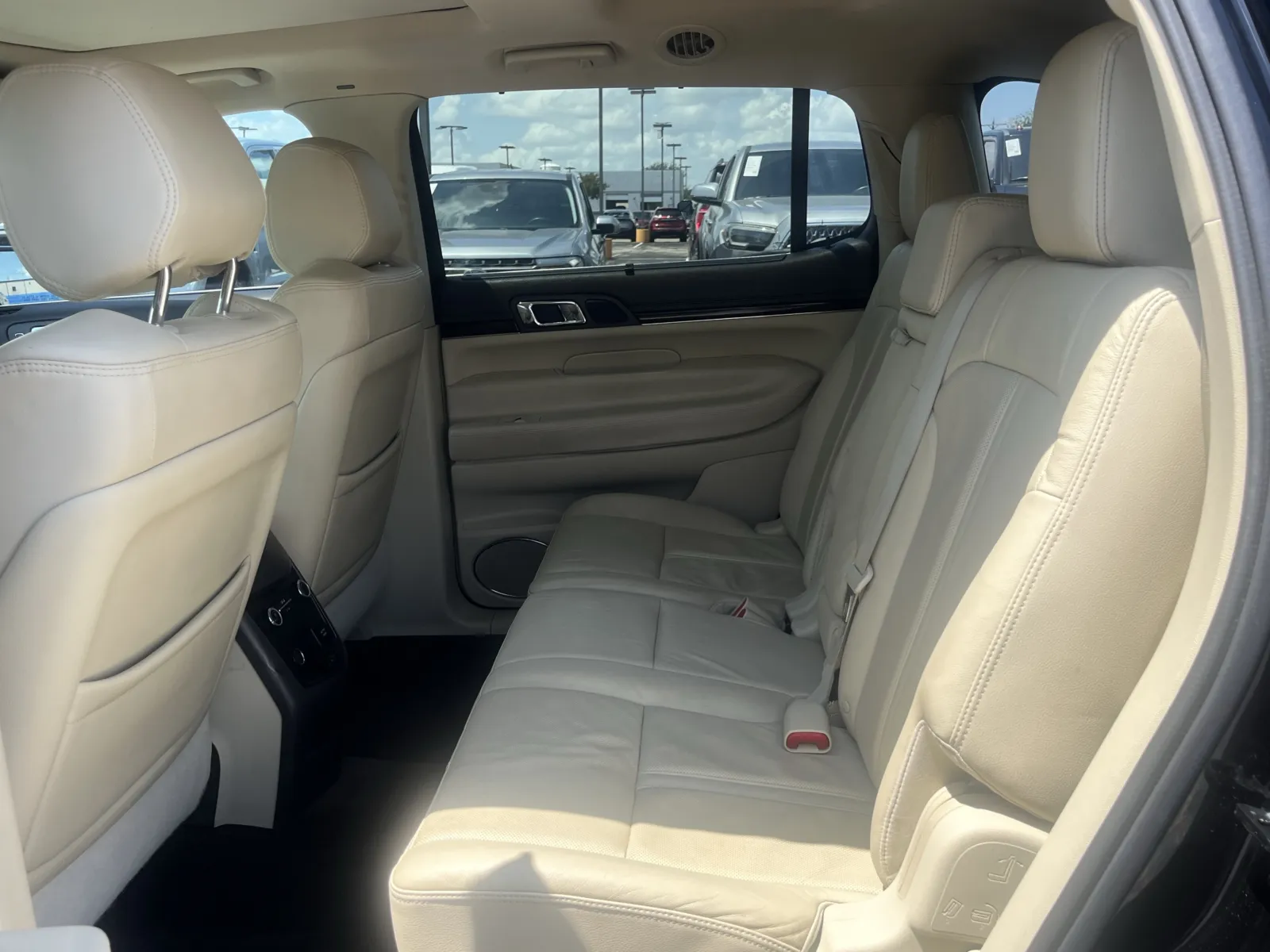 Lincoln MKT photo 30