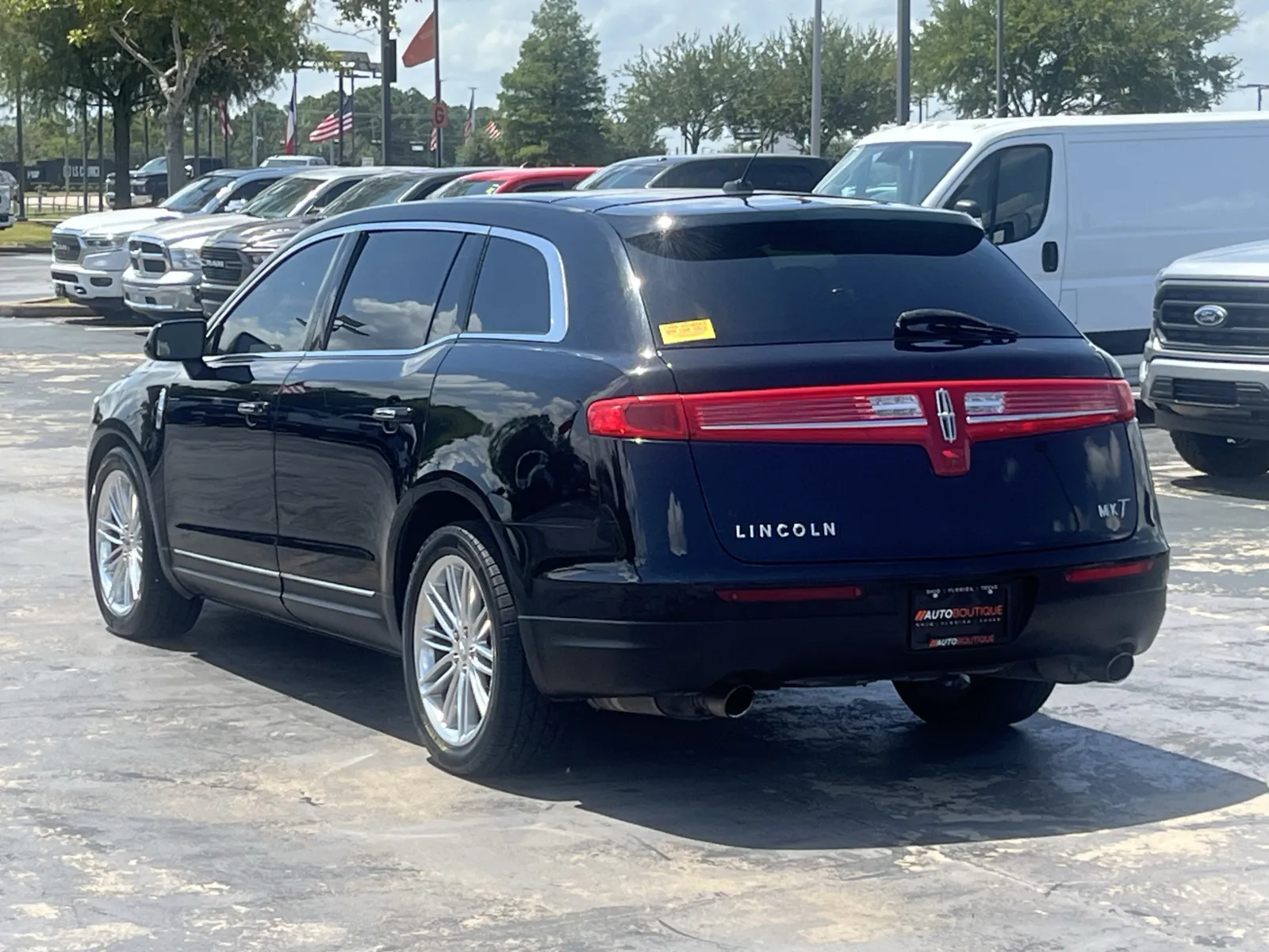 Lincoln MKT photo 10