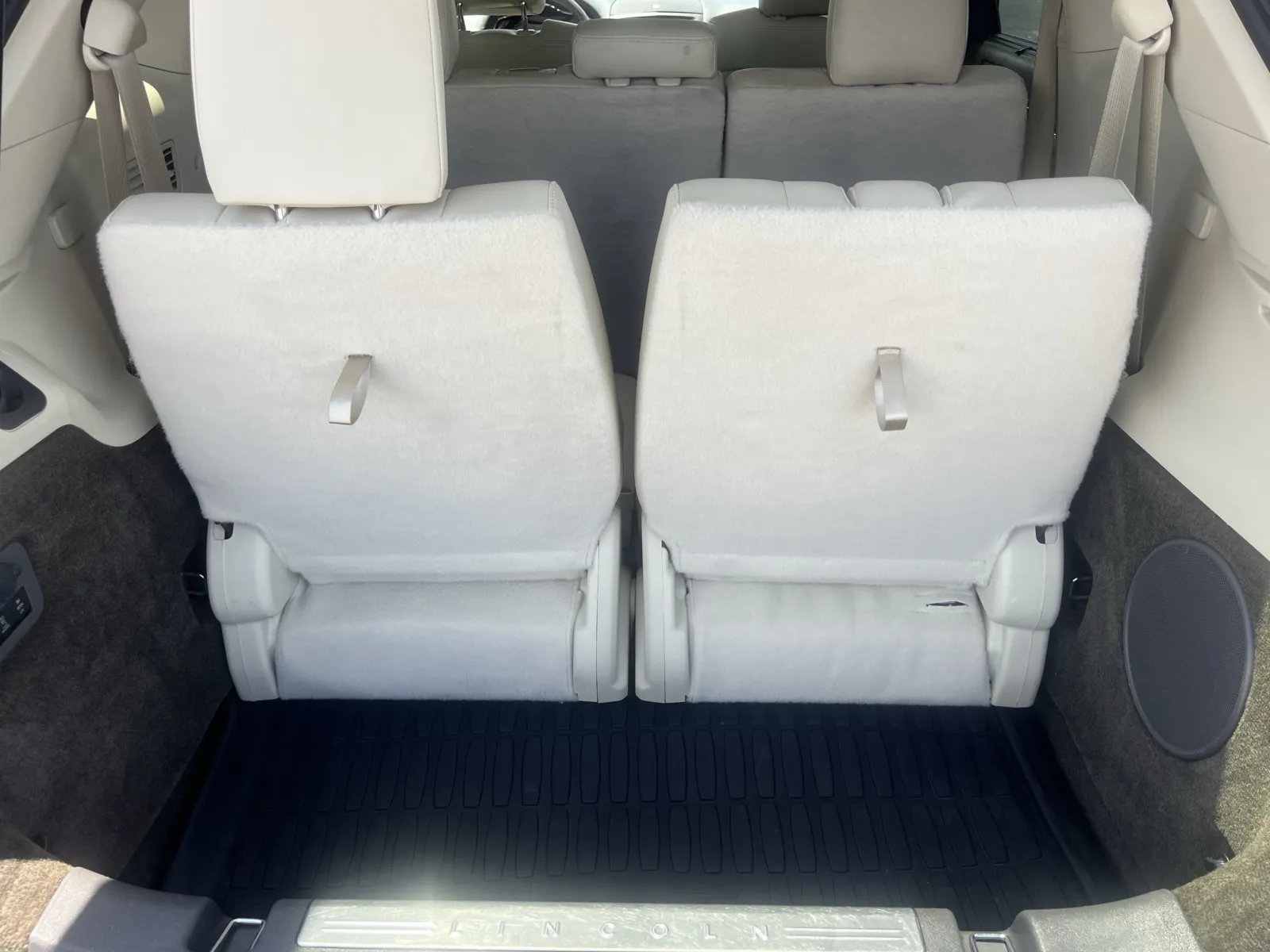 Lincoln MKT photo 13