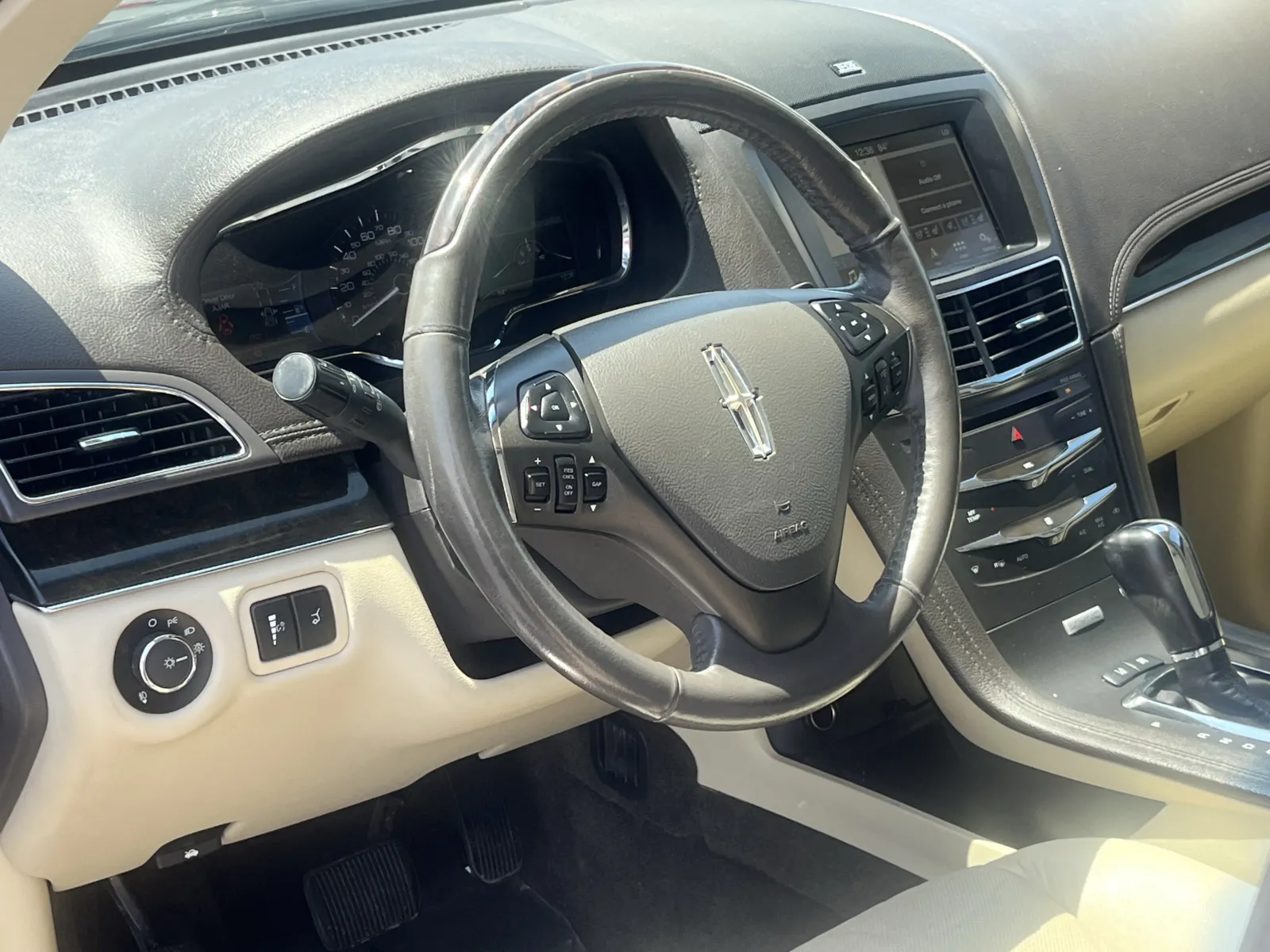 Lincoln MKT photo 15