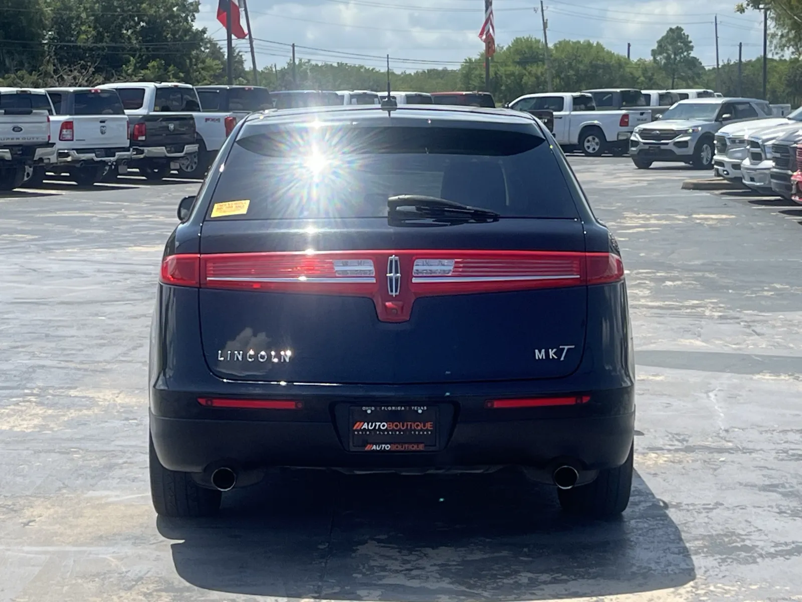 Lincoln MKT photo 8