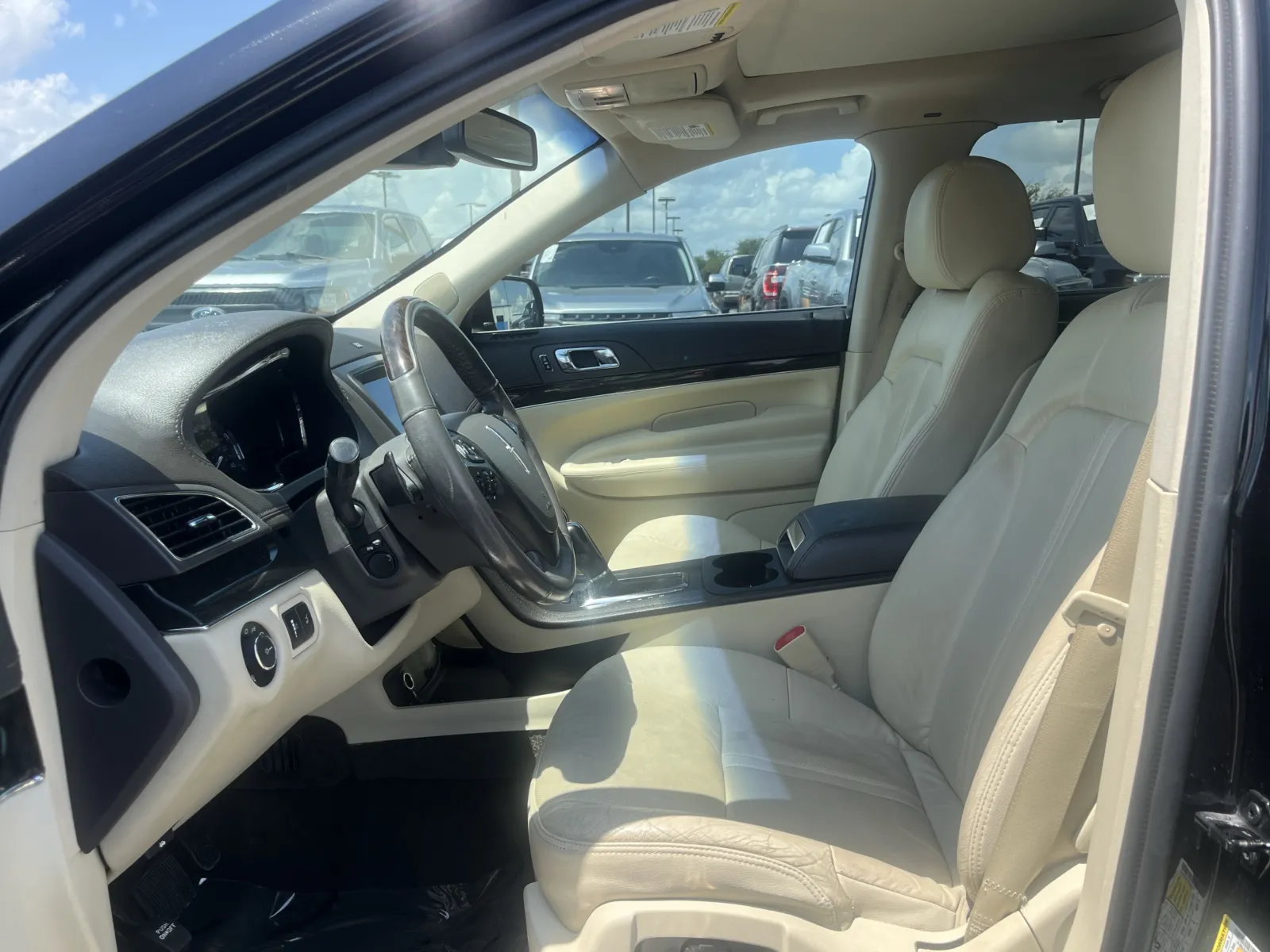 Lincoln MKT photo 28