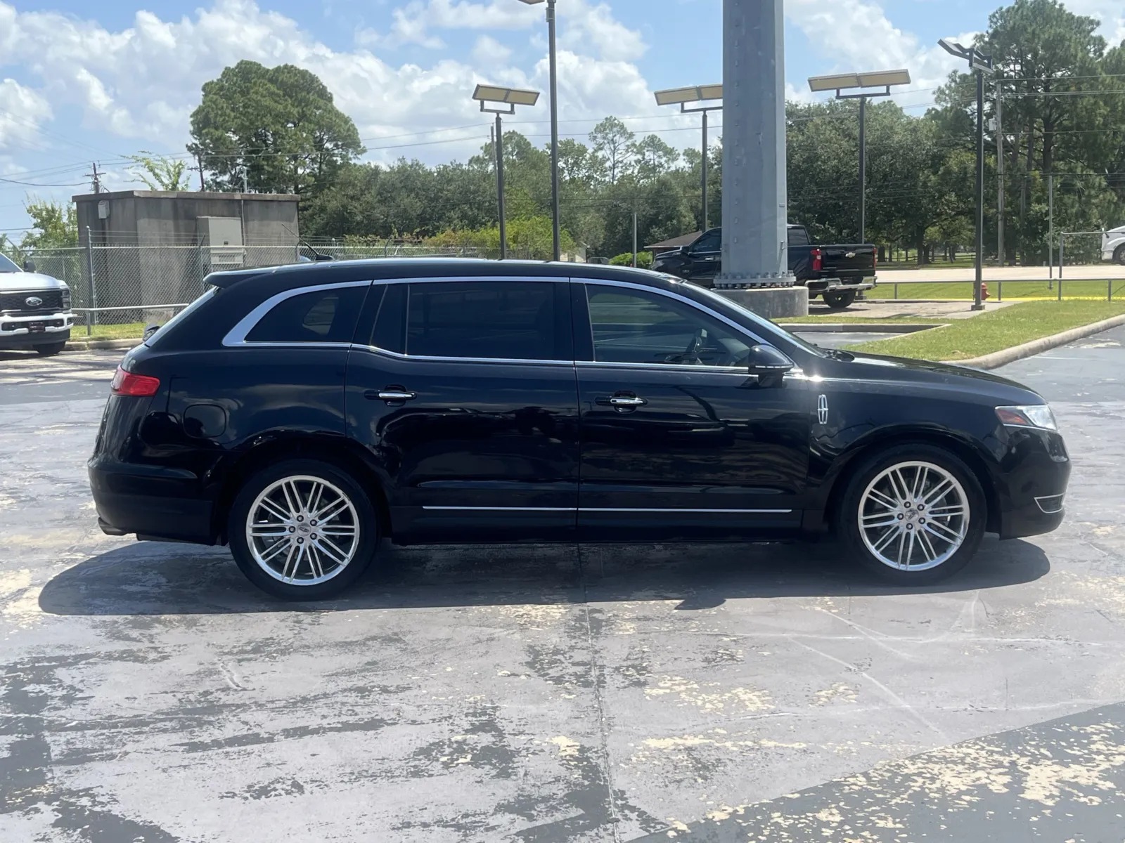 Lincoln MKT photo 11