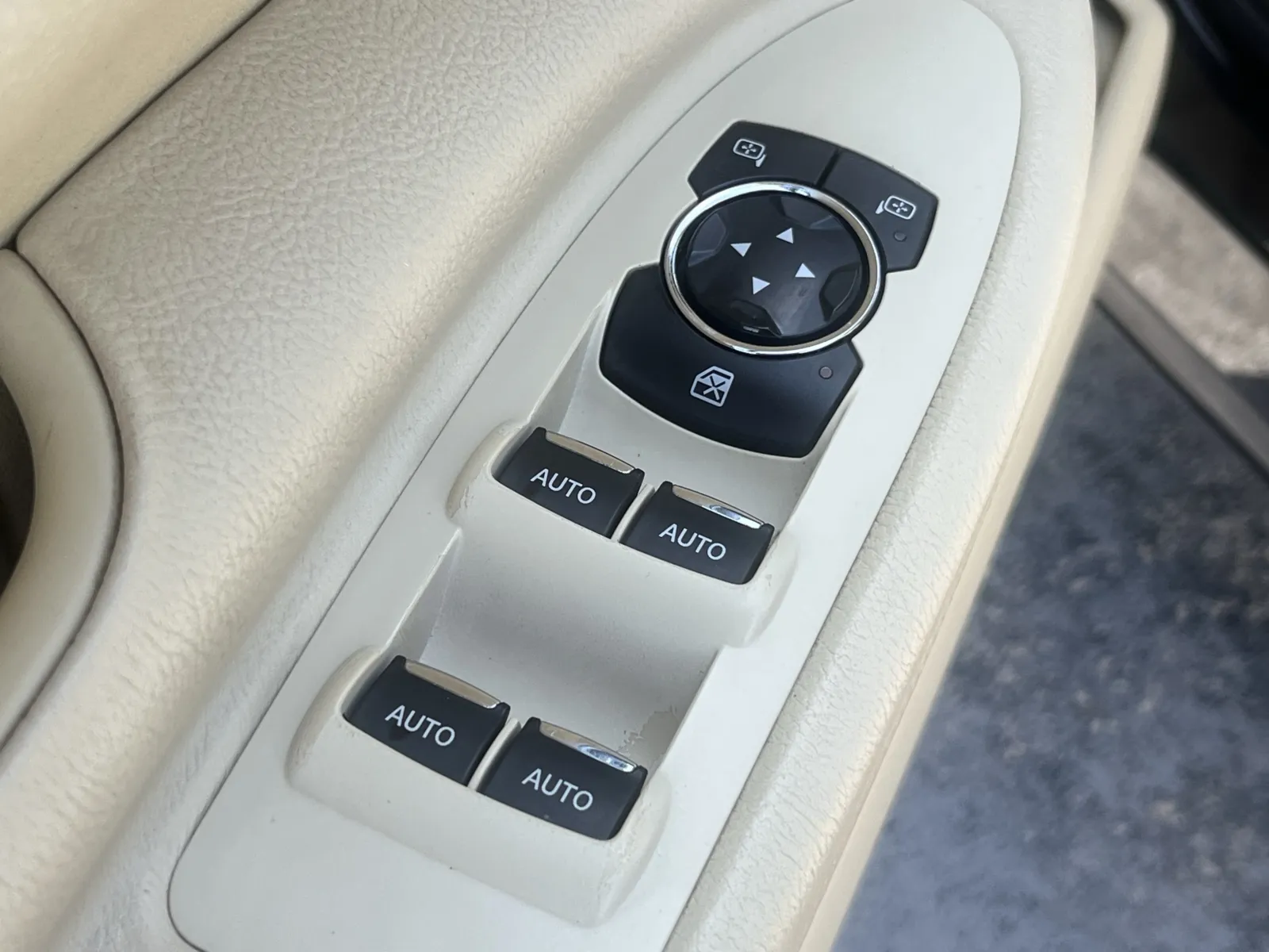 Lincoln MKT photo 25