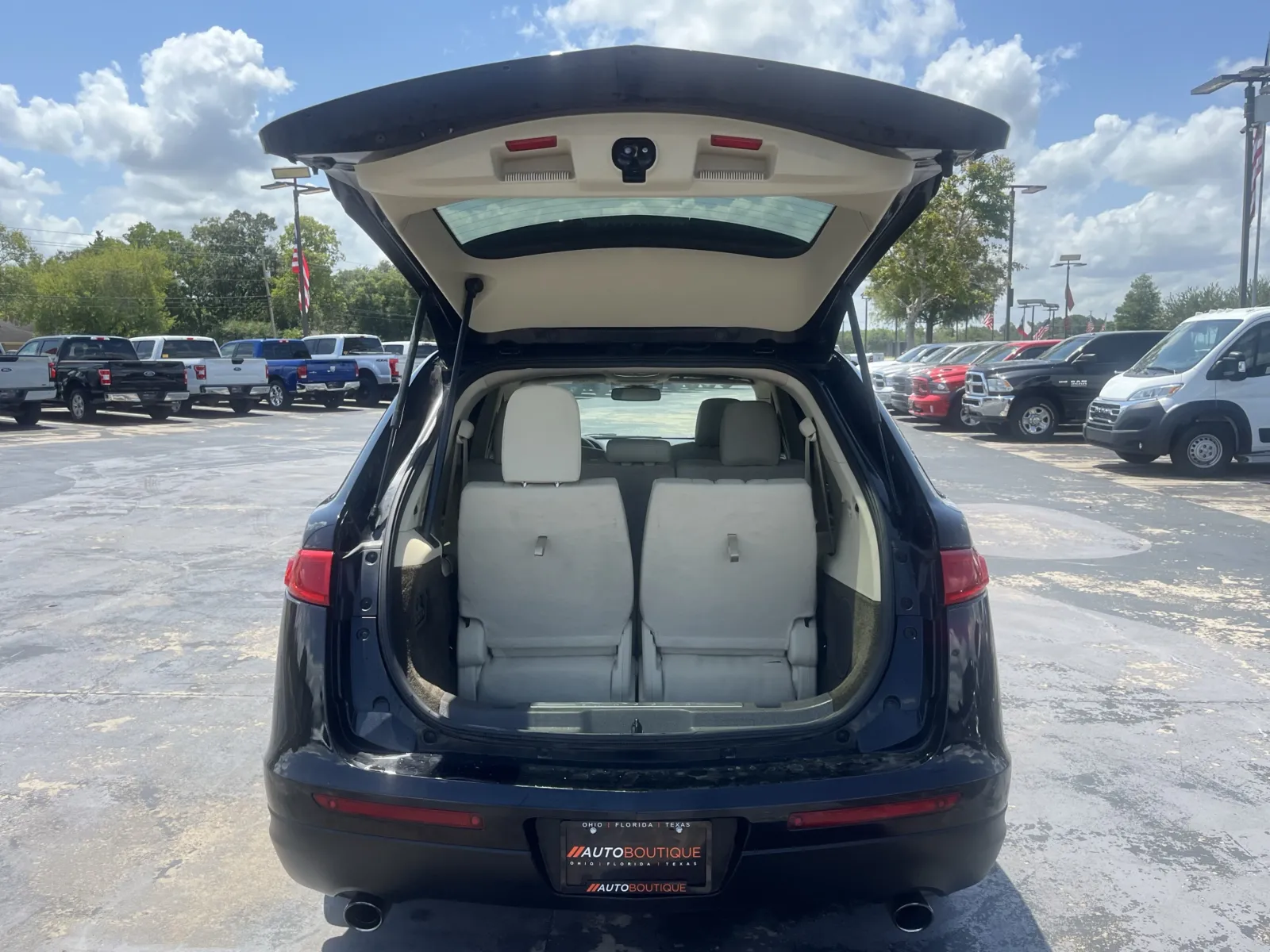 Lincoln MKT photo 12