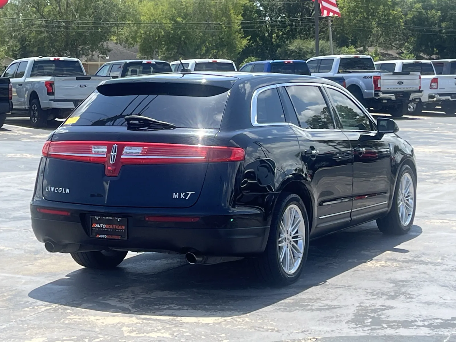 Lincoln MKT photo 9