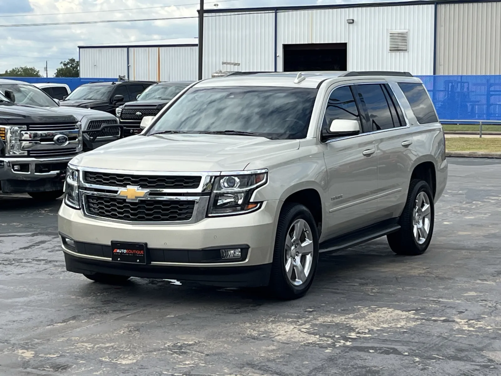 Chevrolet Tahoe photo 2