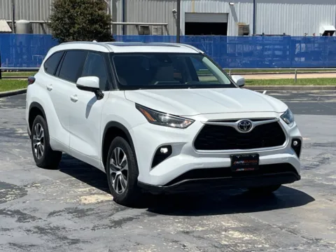 Photos of 2023 Toyota Highlander XLE for sale in Alvin, TX at Auto Boutique Texas
