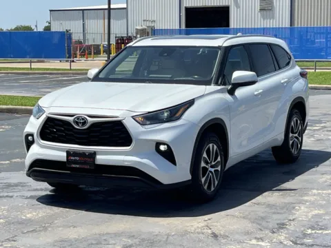 Another view of 2023 Toyota Highlander XLE for sale in Alvin, TX at Auto Boutique Texas