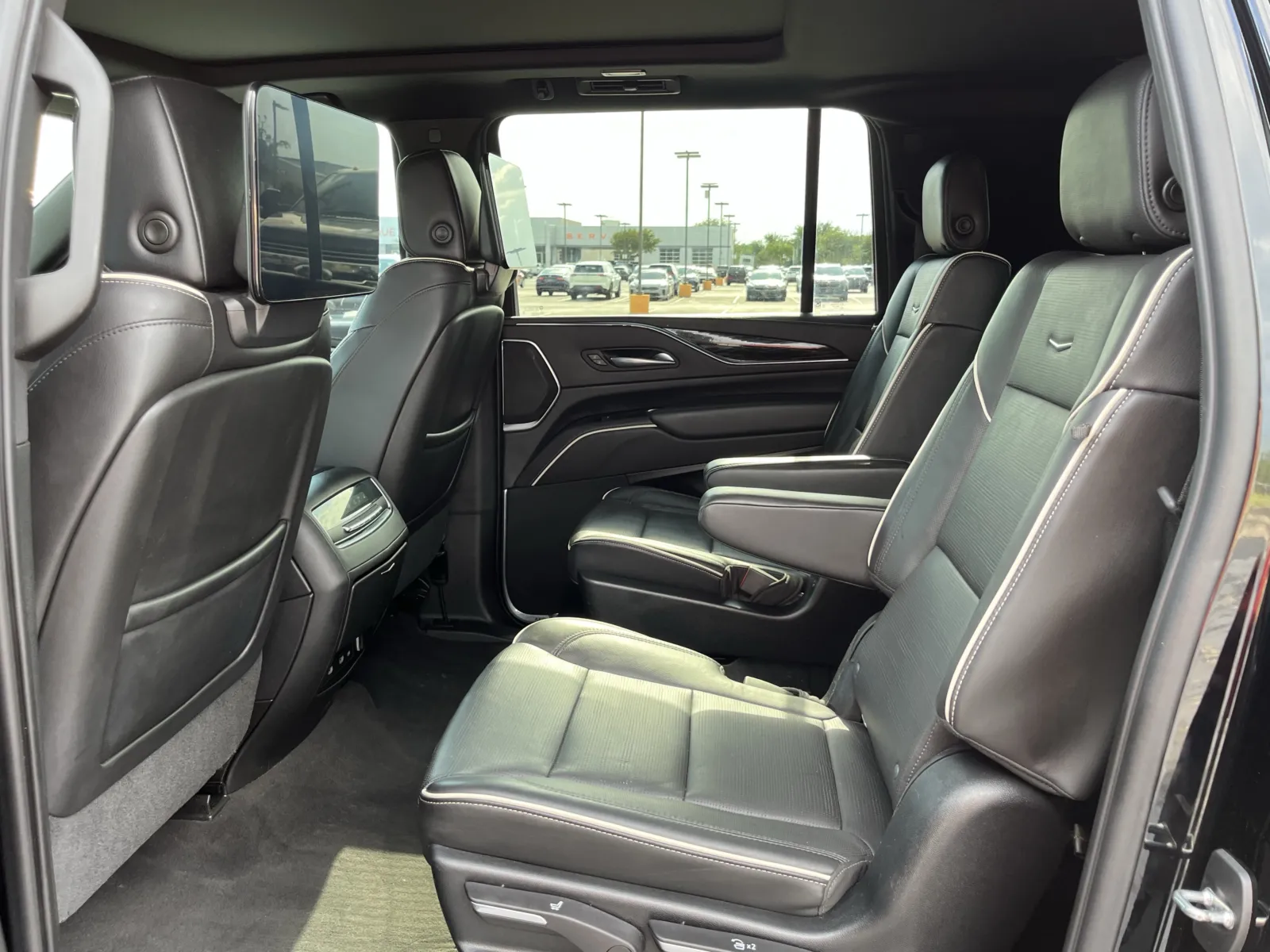 Cadillac Escalade ESV photo 29